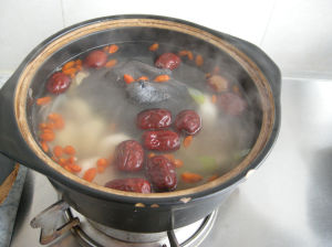 鮮人參白果燉烏雞 鮮人參白果燉烏雞