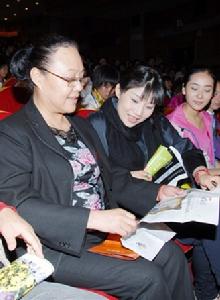 發布會斯琴高娃(左)陸濤波(右)