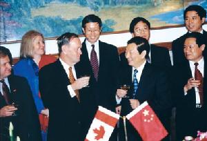 1998年11月19日，中國國務院總理朱容基和加拿大總理克雷蒂安在北京人民大會堂出席中加兩國政府有關合作協定的簽字儀式。