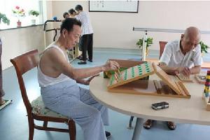 老人正在專注的玩著 編輯：郭敬海