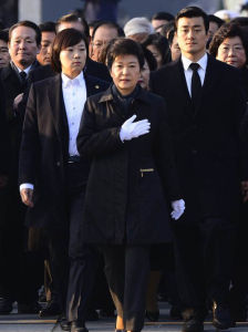 第18屆韓國總統當選人朴槿惠（中）20日前往首爾國立顯忠院進行了參拜。