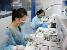 法醫正在製作病理學組織切片