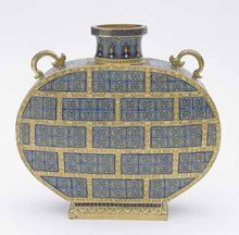 清乾隆銅胎掐絲琺瑯錦紋扁壺 清乾隆銅胎掐絲琺瑯錦紋扁壺