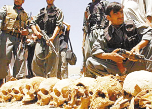 （圖）阿富汗警察在清點地下監獄中死難者的頭骨