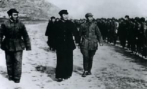 （圖）1944年10月，毛澤東、朱德由王震陪同檢閱三五九旅部隊