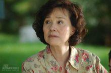 歸亞蕾飾演孟華母親