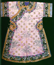 《淺雪青緞繡水仙壽字裳衣》