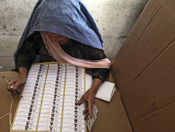 阿富汗婦女在大選和該省議會選舉中行使投票權