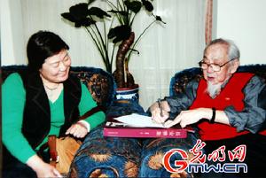 張傳稚與文懷沙先生交談