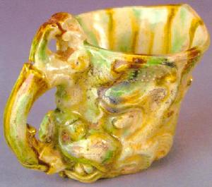 李泰家族墓地出土三彩龍首杯