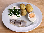 醃鯡魚、優酪乳、蔥、馬鈴薯和半隻蛋是斯堪的納維亞夏至的傳統餐在歐洲醃鯡魚是一個名餚，在波蘭、立陶宛、愛沙尼亞、拉脫維亞、德國、丹麥、芬蘭、瑞典、挪威和猶太菜里都有。大多數醃鯡魚有兩個步驟。首先用鹽來吸收魚體內的鹽，在第二步中鹽被取掉，加入調味品如醋、鹽、糖以及胡椒粉、洋蔥等。近年來也有添加其它來自亞洲的調料的。在斯堪的納維亞根據醃製的味道不同它可以和燕麥麵包、脆麵包、優酪乳或者馬鈴薯一起吃。它是聖誕節、復活節和夏至的節日菜餚。吃的時候飲用白蘭地。在中世紀荷蘭人發明了一種酸鯡魚或者鯡魚卷的特殊醃法。俄羅斯菜里醃鯡魚也很常見。在這裡它可以切成塊和向日葵油和洋蔥一起吃，也可以和蔬菜、蛋黃醬一起拌成鯡魚色拉。阿什肯納茲猶太人的菜餚中也有醃鯡魚，其中最著名的是鯡魚色拉。在日本北海道的菜餚中也有醃鯡魚，過去這裡的人在冬天準備大量醃鯡魚過冬。