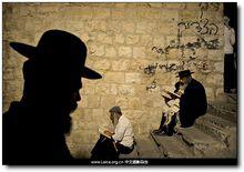 極端正統猶太教信徒在約瑟夫墓旁祈禱