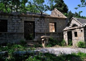 秦屋山村 秦屋山村