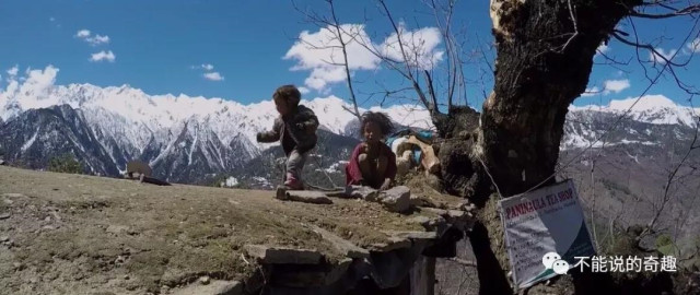 （兩個小孩在玩耍）