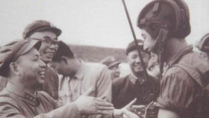 李天佑將軍與參賽部隊官兵親切交談