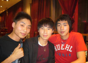 陳艷卿（左一）