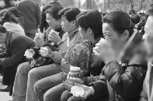 成都選出“稀飯警給力所”觀眾邊喝稀飯邊看頒獎節目