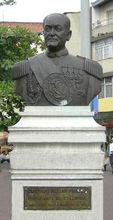 羅哈斯·皮尼利亞總統的雕像