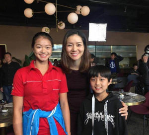 李娜和電影《李娜》中飾演她的兩位小演員