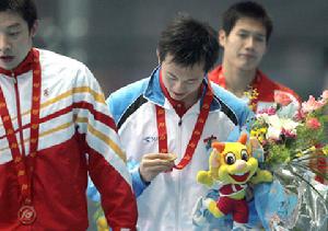 劉維佳（中）端詳自己的金牌