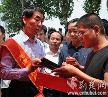 信陽市委書記王鐵展會現場賣茶2