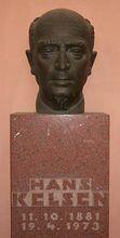 漢斯·凱爾森雕像