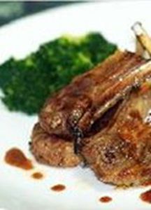 香烤小羊排配奶油蘑菇紅酒汁 香烤小羊排配奶油蘑菇紅酒汁