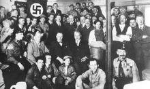 希特勒右側眼鏡者為弗朗茲·沙維爾·施瓦茨