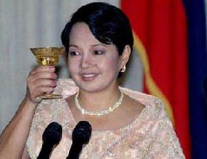 格洛麗亞&middot;馬卡帕加爾&middot;阿羅約