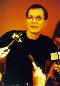 《穿過你的黑髮的我的手》