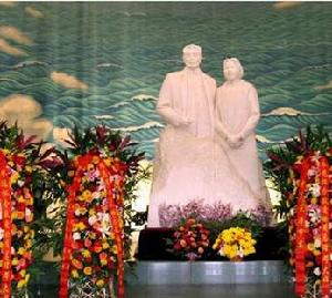 周恩來鄧穎超的漢白玉雕