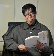 退休後的張紀清在看書