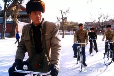 戲說現代冷兵器之王—板磚的使用方法 戲說現代冷兵器之王—板磚的使用方法