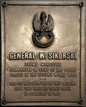西科爾斯基的紀念牌匾