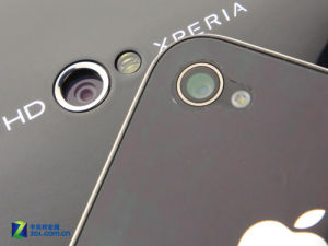 對比一下iPhone 4的鏡頭，在鍍膜上二者還是有明顯差別的，一個紫色，一個綠色。不過就實際拍照而言，並不會有明顯差別。