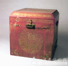 戧金雲龍紋朱漆盝頂箱 戧金雲龍紋朱漆盝頂箱