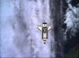 科學家表示，稍稍脫離軌道的衛星顯示，地球自轉時的確在扭曲時空構造。他們稱，這是首次直接測量到並證實了愛因斯坦廣義相對論的一個重要層面－鏇轉天體會使由三維(度)空間和四維時間構成的時空結構產生扭曲。圖為奮進號太空梭2002年6月15日在地球上空飛行的資料照。