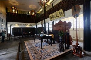 文瀾閣一層，正中是御座，周圍是仿古家具、瓷器，還有幾排黑色木製書櫃。