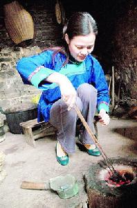 仫佬族使用仫佬語,屬漢藏語系狀侗語族侗水語支，通用漢文