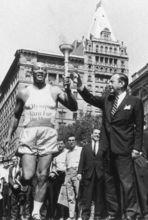 1964年紐約，傑西&middot;歐文斯參加火炬接力