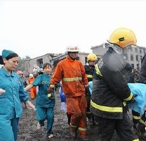 7月8日11時48分，救援人員在現場一個倒塌的兩層樓下搜救出一名遇難者。