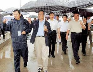 溫家寶總理視察金湖大橋