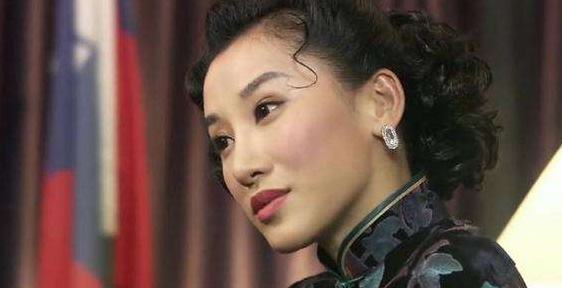 她是美女特務,用“美人計”立功多次,最後被丈夫送進瘋人院