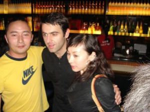 ：“火箭”奧沙利文摟抱中國美女合影