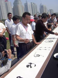 在青島五四廣場長卷創作現場