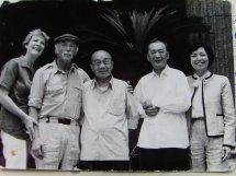（圖）1982年，美國著名導演丹尼爾曼夫婦與顏鶴鳴{左三}、黃宗霑的學生郭如露{右—}、萬蛀塵{右二}在上海電影局合影