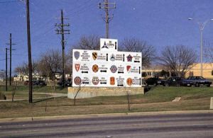 一進胡德堡營區大門後看見的各單位標誌牌