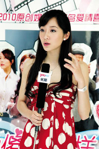 該劇改編自鞠健夫的《娛樂沒有圈》，至於為何將劇名改為《像傻瓜一樣去愛》，韓雪解釋說，“現在很多人越來越喪失坦誠和真誠的個性，林曼怡是特別直接的女人，她什麼都敢說，她的人生也沒那么多設計感，可以說有點傻傻的，有點‘二’，但又不是誇張到讓觀眾無法接受的程度。”相比以前的淑女角色，韓雪表示這次拍得很輕鬆，“其實我很喜歡開心的角色，這次的林曼怡又讓我找回了喜歡和好玩的感覺。”