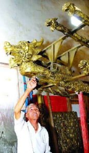 胡金超正在檢查表演用具