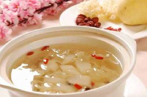 銀耳紅棗雪梨湯 銀耳紅棗雪梨湯